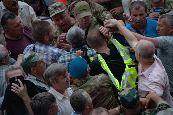 19 Haziran 2018. Kiev, Ukrayna. Çatışmalar Ukrayna parlamento dışında. Madenci, Chornobyl temizlik işçileri ve Sovyet-Afgan Savaşı gazileri gibi protestocular geliştirilmiş devlet destek talep etti..
