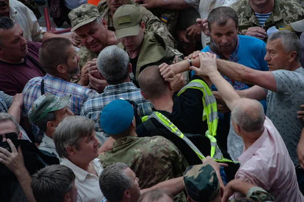 19 Haziran 2018. Kiev, Ukrayna. Çatışmalar Ukrayna parlamento dışında. Madenci, Chornobyl temizlik işçileri ve Sovyet-Afgan Savaşı gazileri gibi protestocular geliştirilmiş devlet destek talep etti..