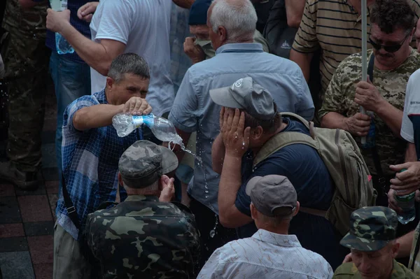19 Haziran 2018. Kiev, Ukrayna. Çatışmalar Ukrayna parlamento dışında. Madenci, Chornobyl temizlik işçileri ve Sovyet-Afgan Savaşı gazileri gibi protestocular geliştirilmiş devlet destek talep etti..
