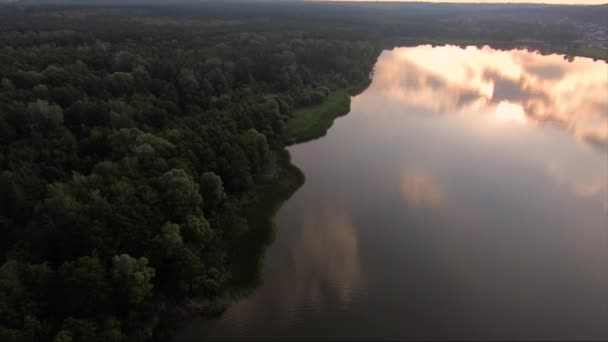 Vodní Antény Letecký Pohled Krásné Jezero Zelený Les Při Západu — Stock video