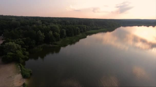 Vodní Antény Letecký Pohled Krásné Jezero Zelený Les Při Západu — Stock video