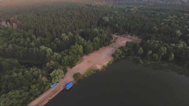 Wasserantennen Luftaufnahme Des Schönen Sees Und Grünen Waldes Bei Sonnenuntergang — Stockvideo