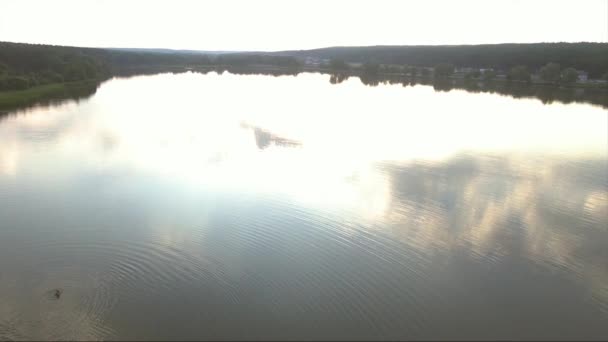 Vodní Antény Letecký Pohled Krásné Jezero Zelený Les Při Západu — Stock video