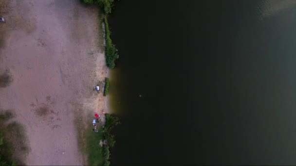 Водные Антенны Прямо Вниз Воздуху Вид Пляж Озере Люди Отдыхают — стоковое видео
