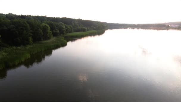 Vodní Antény Letecký Pohled Krásné Jezero Zelený Les Při Západu — Stock video