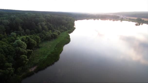 水天线 美丽的湖泊和绿色的森林在日落的鸟瞰图 五彩缤纷的天空 夏季景观 — 图库视频影像