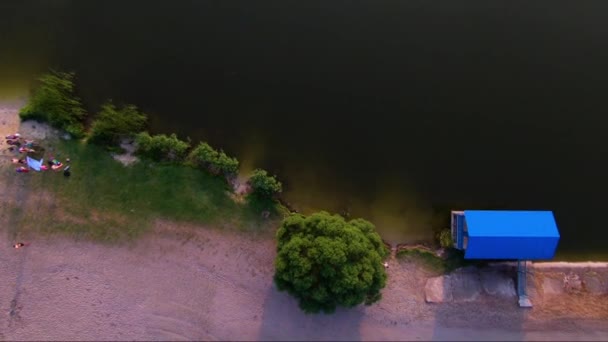 水のアンテナ 湖の青い家 湖のビーチの眺めをまっすぐ — ストック動画