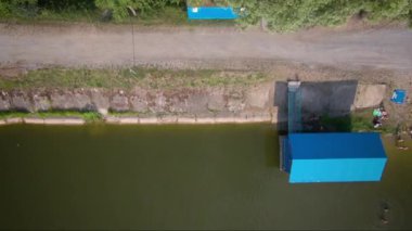 Su antenler. İnsanlar suda rahatlatıcı. Havadan görünümü güzel göl. Yaz tatili. Düz aşağı hava görünümünü Gölü.