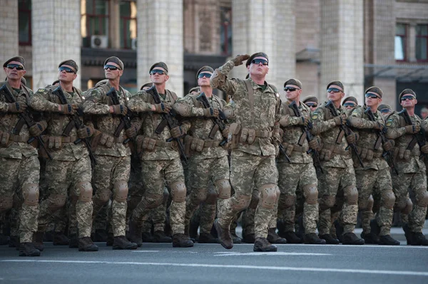 2018年8月22日 乌克兰基辅 在基辅中心举行的阅兵演习 8月24日乌克兰独立日将举行阅兵仪式 — 图库照片