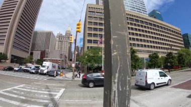 26 Eylül 2018. Baltimore, ABD. Şehir siluetinin POV görünümü, gökdelenler ve Baltimore binaları. Yavaş hareket. Güzel bir şehir manzarası. Modern iş bölgesi.