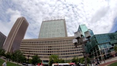 26 Eylül 2018. Baltimore, ABD. Şehir siluetinin POV görünümü, gökdelenler ve Baltimore binaları. Yavaş hareket. Güzel bir şehir manzarası. Modern iş bölgesi.
