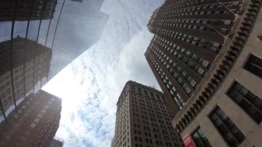 26 Eylül 2018. Baltimore, ABD. Şehir siluetinin POV görünümü, gökdelenler ve Baltimore binaları. Yavaş hareket. Güzel bir şehir manzarası. Modern iş bölgesi.