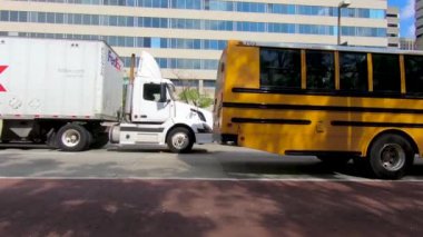 26 Eylül 2018. Baltimore, Amerika Birleşik Devletleri. Baltimore'daki Sokak Trafiği. Arabalar kalabalık sokaklardan geçiyor. Trafik geçiyor. Yavaş Çekim. Şehir silueti, gökdelenler ve Baltimore binaları Pov görünümü. Şehir trafiği.