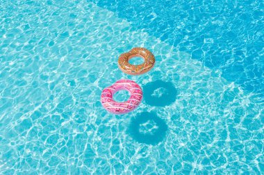 Yaz aylarında havuza Lastik tutkallar