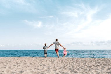 Baba ile çocuk denizde tatil