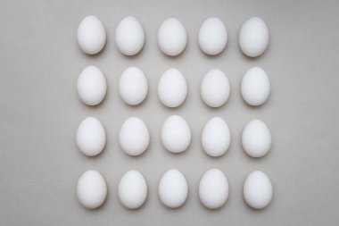 Paskalya yumurtaları kağıt arka plan üzerinde bir sürü