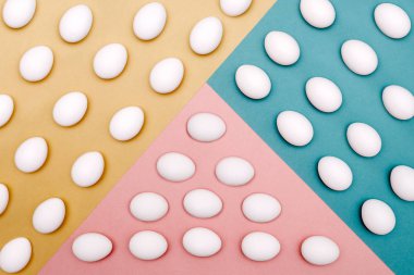 Paskalya yumurtaları kağıt arka plan üzerinde bir sürü