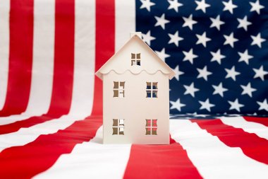 Amerikan bayrağı arka planda ev