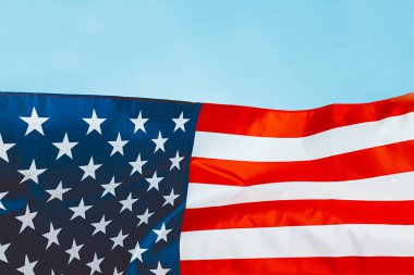 mavi arka plan üzerinde büyük amerikan bayrağı