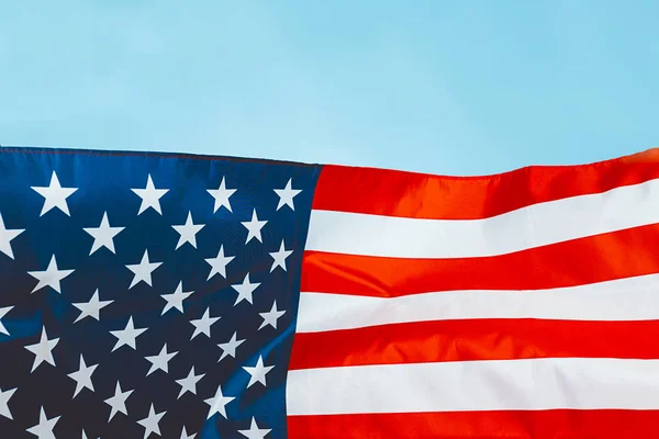 Velká americká vlajka na modrém pozadí — Stock fotografie