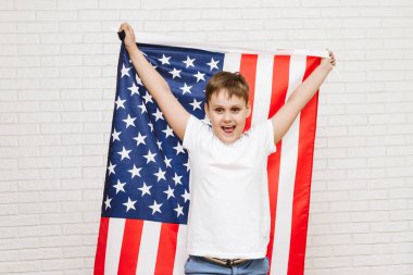amerikan bayrağı arka plan üzerinde mutlu çocuk