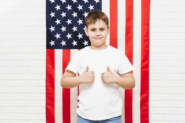 Šťastný chlapec na americké vlajce — Stock fotografie