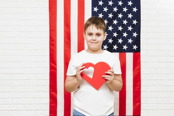 Šťastný chlapec na americké vlajce — Stock fotografie