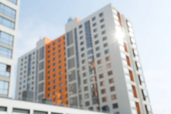 Immeubles d'appartements résidentiels modernes avec un fond flou — Photo