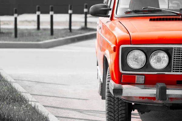 Staré ruské červené retro auto — Stock fotografie