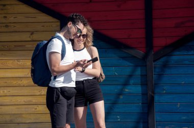 Romantik Çift şehirde yürüyüş