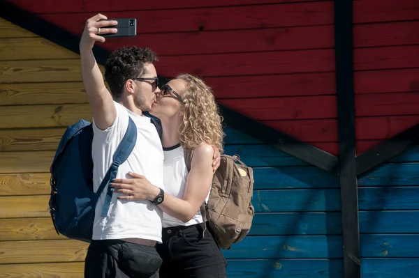 Pareja romántica caminando por la ciudad — Foto de Stock