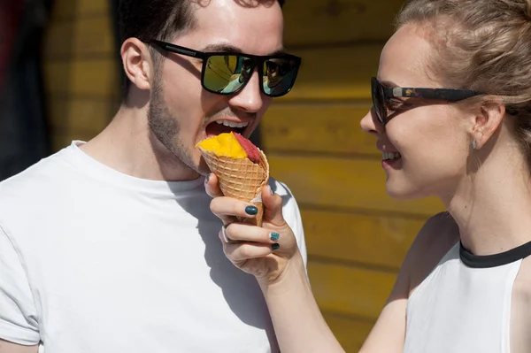 Pareja joven comiendo helado — Foto de Stock