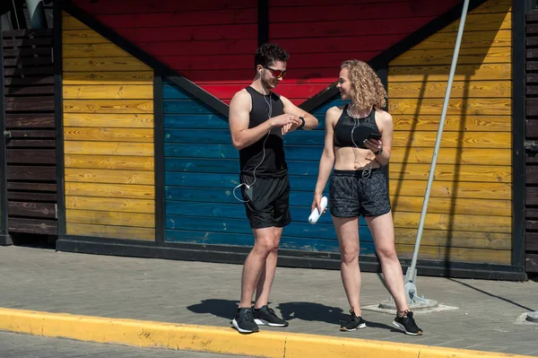 Pareja Joven Corriendo Calle Ciudad Medio Ambiente Urbano — Foto de Stock