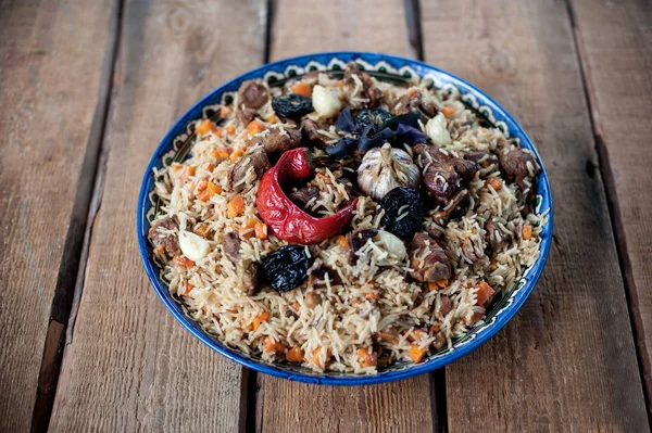 Biber, soğan Kuru Erik, sarımsak ve sığır eti ile basmati pirinç pilavı