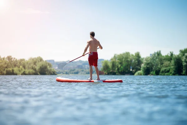 Hela Baksidan Roddare Mannen Står Med Paddel Surfbräda — Stockfoto