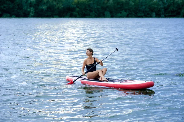 パドル ボード女性 paddleboarding をスタンドを sup します。 — ストック写真