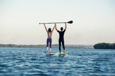 Paddleboard plaj insanlar kürek tahta üzerinde ayağa