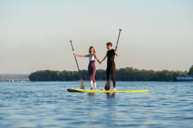 Paddleboard plaj insanlar kürek tahta üzerinde ayağa