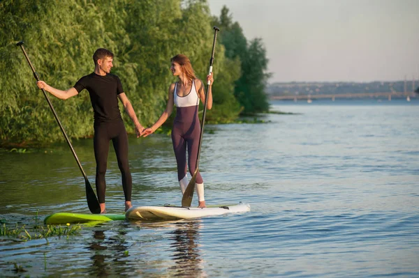 Levez-vous paddleboard plage personnes sur le paddle board — Photo