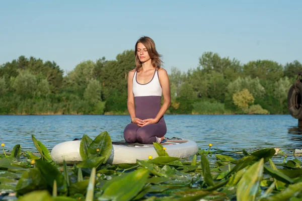 Stand Paddle Board Yoga Von Schönen Mädchen Vor Hellem Hintergrund — Stockfoto