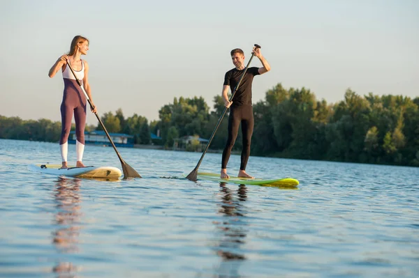 Lycka Pojke Och Flicka Sup Surf Simning Vid Floden Begreppet — Stockfoto