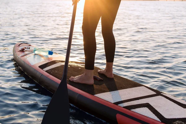 Kobieta Wiosłem Tablicy Nogi Smukłej Dziewczyny Stojąco Paddle Board — Zdjęcie stockowe