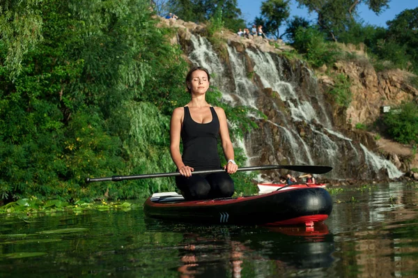 Stand Paddle Board Yoga Efectuate Fată Frumoasă Fundalul Luminos Orașului — Fotografie, imagine de stoc