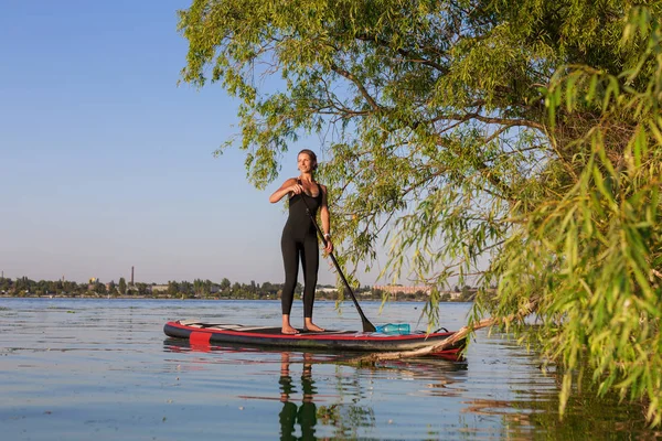 Stand Paddle Board Yoga Performed Beautiful Girl Bright City Background — Stock Photo, Image