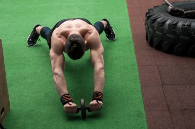 spor salonunda egzersiz yapan erkek