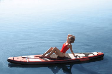 kürek kurulu yoga yoga su eğitim parlak şehir arka plan güzel kız tarafından gerçekleştirilen ayağa