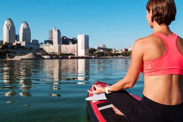 Stand Paddle Board Yoga Realizado Por Hermosa Chica Fondo Brillante — Foto de Stock