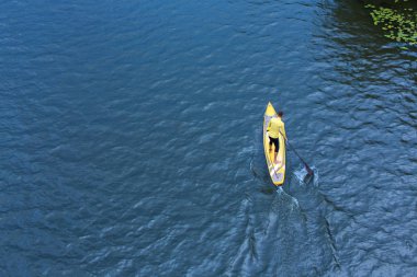 Kamera, metin için yeterince boş alana başa güzel sakin yelken adam rive