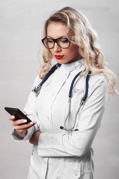 医生使用数字片剂临床 现代技术在医学和医疗概念 — 图库照片