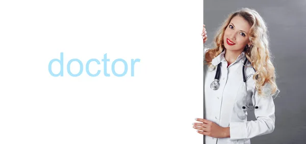 Doctora Mostrando Algo Mujer Joven Médico Sonrisa Cara Con Estetoscopio — Foto de Stock